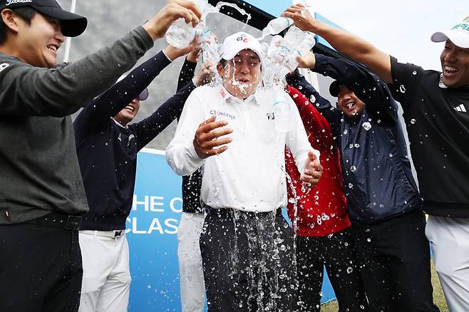 19일 KPGA 투어 더 채리티 클래식 우승자 최승빈이 동료들에게 축하 물 세례를 받고 있다./KPGA
