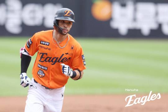 한화 이글스 외국인 타자 루이스 리베라토가 19일 대전 한화생명볼파크에서 열린 삼성 라이온즈와의 2025 신한 SOL Bank KBO리그 플레이오프(PO) 2차전에서 선제 솔로홈런을 터뜨린 후 마운드를 돌고 있다. 한화이글스 제공