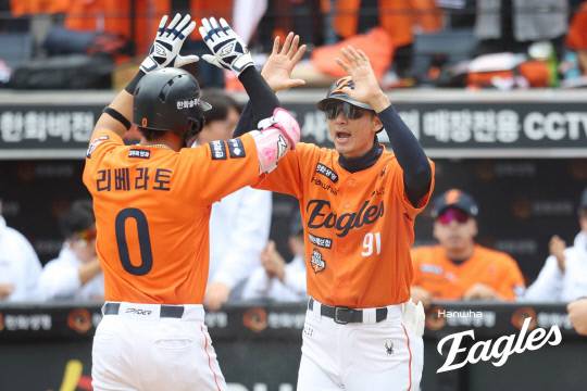 한화 이글스 외국인 타자 루이스 리베라토가 19일 대전 한화생명볼파크에서 열린 삼성 라이온즈와의 2025 신한 SOL Bank KBO리그 플레이오프(PO) 2차전에서 선제 솔로홈런을 터뜨린 후 환호하고 있다. 한화이글스 제공