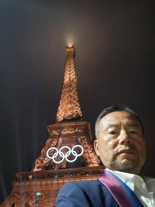 오선택 감독이 지난해 붉을 밝힌 파리 에펠탑을 배경으로 포즈를 취했다. 오선택 감독 제공