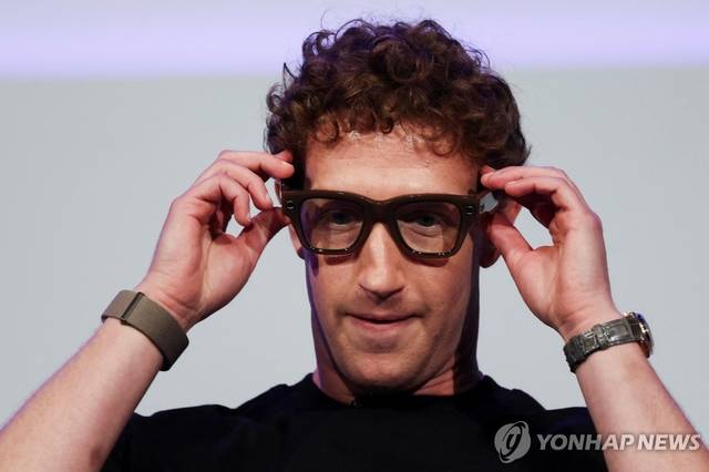 메타 CEO 마크 저커버그가 지난달 17일 미국 캘리포니아주 멘로파크 본사에서 열린 행사에서 '메타 레이밴 디스플레이'를 공개하고 있다. 메타는 AI를 채택한 최고의 스마트안경이라고 주장한다. 연합뉴스