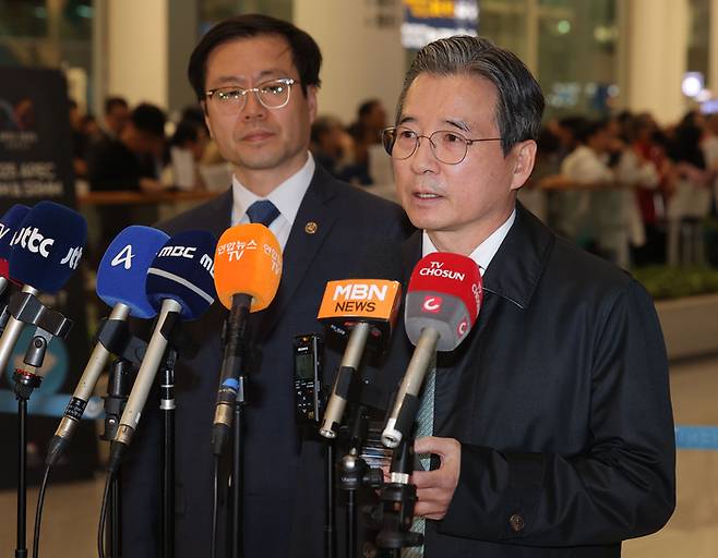 한미 관세협상 후속 논의를 위해 미국 워싱턴DC를 찾은 김용범 대통령실 정책실장(오른쪽)과 여한구 통성교섭본부장이 19일 인천국제공항 제2여객터미널을 통해 귀국한 뒤 발언하고 있다. 연합뉴스