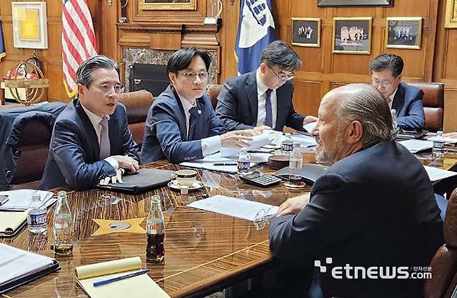 김용범 대통령실 정책실장(왼쪽)과 김정관 산업통상부 장관이 지난 16일(현지시간) 미국 워싱턴 D.C. 상무부 회의실에서 하워드 러트닉 상무부 장관과 면담을 갖고있다. 산업통상부 제공