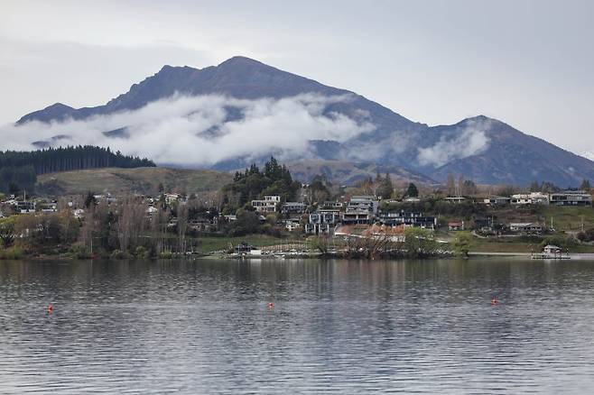 뉴질랜드가 이른바 '골든 비자'를 대폭 수정해 도널드 트럼프 미국 행정부 출범 이후 미국을 '탈출'하려는 이들을 공략하고 있다. 사진은 지난 2일 남섬 아나카 호수 풍경. 신화 연합