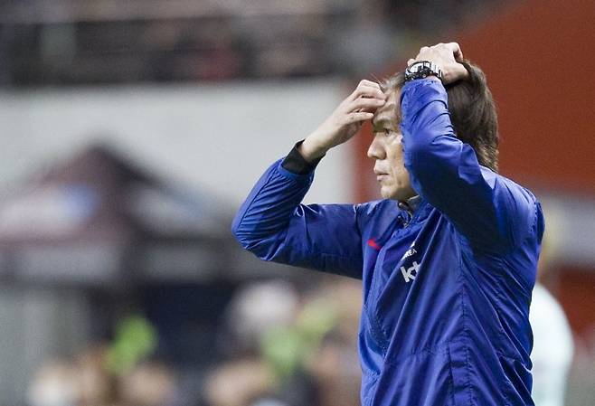 홍명보 대한민국 축구대표팀 감독이 지난 14일 오후 서울 마포구 서울월드컵경기장에서 열린 하나은행 초청 축구국가대표팀 친선경기 대한민국과 파라과이의 경기 후반 경기장을 바라보며 머리를 만지고 있다. 뉴시스