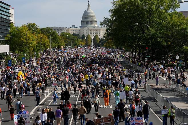 18일(현지시각) 미국 워싱턴 중심 펜실베이니아 에비뉴에는 ‘노 킹스(No Kings)’ 시위에 참석하려는 수만명의 사람들이 몰렸다. 워싱턴/로이터 연합뉴스