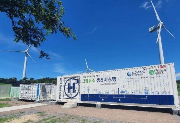 잉여 풍력 전력으로 물을 분해해 수소를 생산하는 제주 상명 그린수소 생산 설비 전경. 한국중부발전 제공