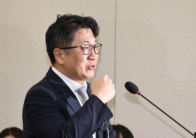 지난 15일 국회 기후에너지환경노동위원회에서 열린 고용노동부에 대한 국정감사에서 문지석 부장검사가 울면서 진술하고 있다. 윤운식 선임기자 yws@hani.co.kr