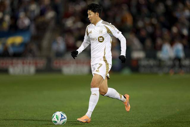 로스앤젤레스(LA)FC의 손흥민이 19일(한국시간) 미국 콜로라도주 커머스시티의 딕스 스포팅 굿즈 파크에서 열린 콜로라도 래피즈와의 2025 MLS 34라운드 원정 최종전에서 전반 드리블 돌파를 시도하고 있다. 커머스시티=AFP 연합뉴스