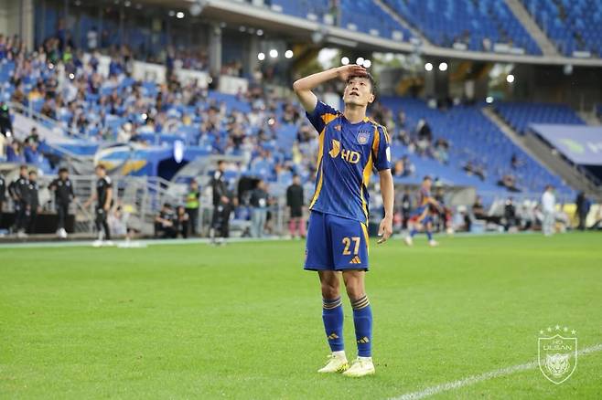 18일 울산문수축구경기장에서 열린 광주와 K리그1 2025 33라운드서 쐐기 PK 골을 넣은 뒤 골프 세리머니를 펼치는 울산 이청용. 사진=울산