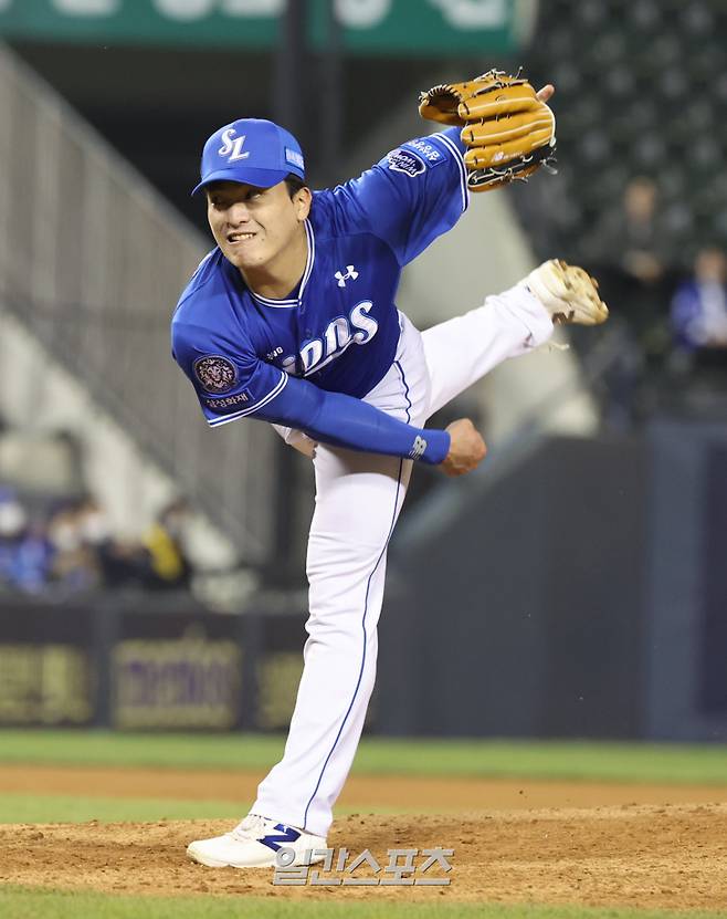 15일 오후 잠실야구장에서 열린 2025 프로야구 삼성과 LG 경기. 삼성 투수 이재희가 8회 등판 역투하고있다. 잠실=정시종 기자 capa@edaily.co.kr /2025.04.15.