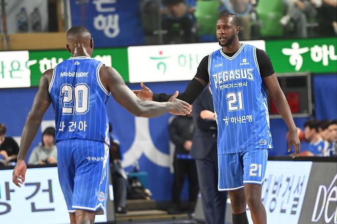 경기 중 교체되는 라건아(왼쪽)와 마티앙. KBL 제공