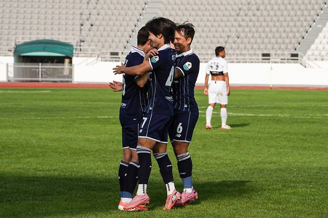 서울 이랜드 서재민이 부산 아이파크와 하나은행 K리그2 2025 35라운드에서 득점 후 동료들과 기뻐하는 모습. 사진=서울 이랜드