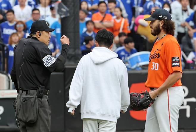 <yonhap photo-4768="">18일 대전 한화생명볼파크에서 열린 2025 KBO 프로야구 포스트시즌 플레이오프 1차전 삼성 라이온즈와 한화 이글스의 경기. 3회초 무사 1, 3루 삼성 구자욱 타석 때 한화 폰세가 구심에게 주의를 받고 있다. 2025.10.18 [연합뉴스]</yonhap>