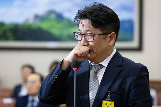 문지석 검사가 지난 15일 서울 여의도 국회에서 열린 기후에너지환경노동위원회 고용노동부 등에 대한 국정감사에 쿠팡CFS 퇴직금 미지급 검찰 수사 관련 참고인으로 출석해 의원 질의에 답변 중 눈물을 삼키고 있다. 뉴스1