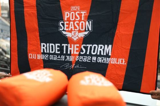 한화 구단이 팬들에게 나눠준 패딩 담요. 사진 한화 이글스