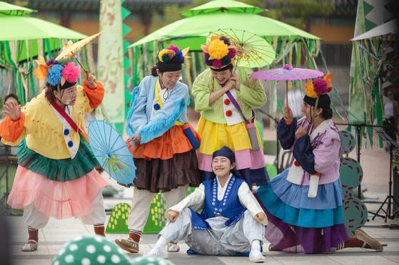 '대한민국 공연중' 기간 서울에서 공연되는 마당극 '나도, 밤나무!' . 강원 강릉 한소리전통예술단의 작품이다. 사진 예술경영지원센터