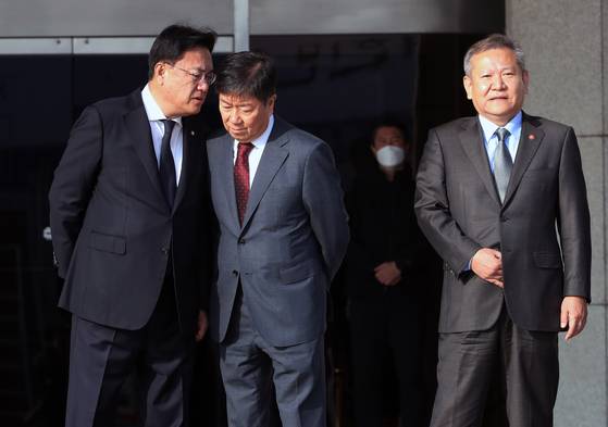 2022년 11월 동남아시아 순방을 떠나는 윤석열 대통령을 환송하러 경기 성남 서울공항에 나온 정진석 국민의힘 비대위원장(왼쪽)과 김대기 대통령 비서실장(가운데), 이상민 행정안전부 장관. [뉴스1]