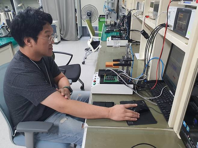 김주만 책임이 안테나 성능 검사를 하고 있다. 수원=윤현주 기자