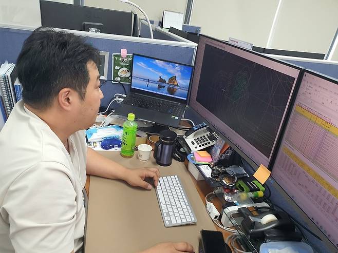 김정훈 수석이 PCB 아트워크 검토를 하고 있다. 수원=윤현주 기자