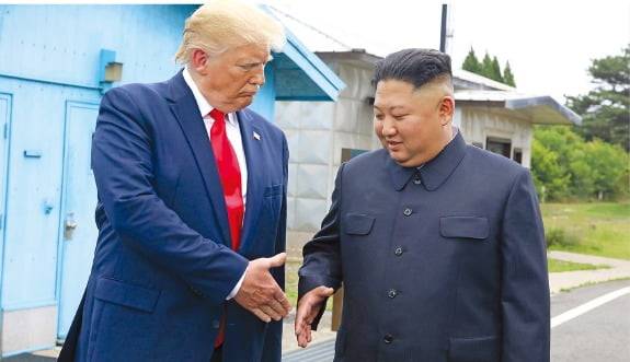 2019년 6월 30일 판문점에서 악수하고 있는 트럼프와 김정은.