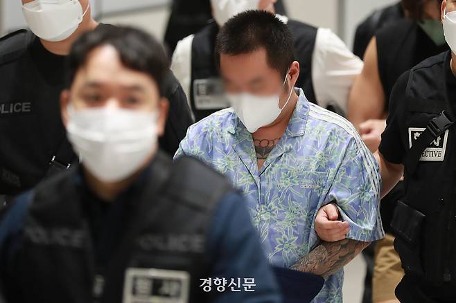 캄보디아에 구금돼 있던 한국인 64명이 지난 18일 오전 인천공항을 통해 송환되고 있다. 이들은 보이스피싱 등 국제 범죄 조직에 가담한 혐의를 받고 있다. 문재원 기자