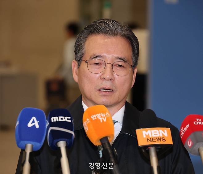 한·미 관세협상 후속 논의를 위해 미국 워싱턴DC를 찾았던 김용범 대통령실 정책실장이 19일 인천공항을 통해 귀국하며 취재진 질문에 답하고 있다. 이준헌 기자