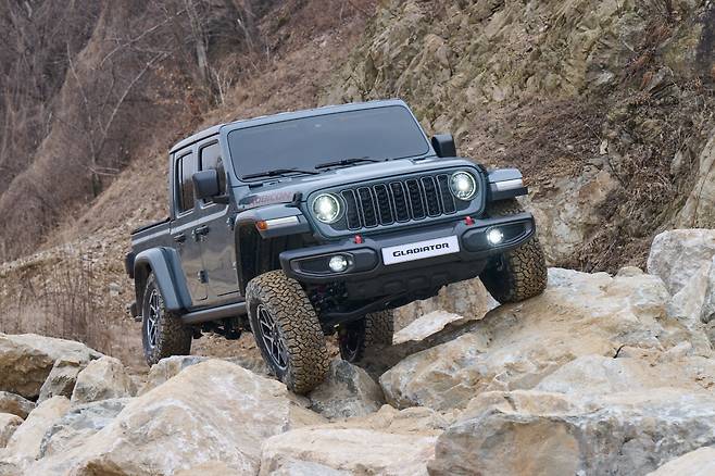 지프 뉴 글래디에이터가 거친 암석 지형을 통과하고 있다. 스텔란티스코리아 제공
