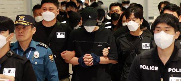 캄보디아 온라인 사기에 가담해 구금된 한국인들이 지난 18일 인천국제공항 제2터미널을 통해 송환되고 있다. 이와 함께 경찰청은 캄보디아에서 현지 보이스피싱 조직에 의해 감금·피살된 한국인 대학생의 부검을 실시하기 위해 수사관 등을 19일 급파했다. 연합뉴스