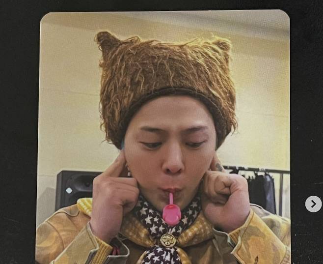 G-Dragon listening to his music with music candy [SCREEN CAPTURE]