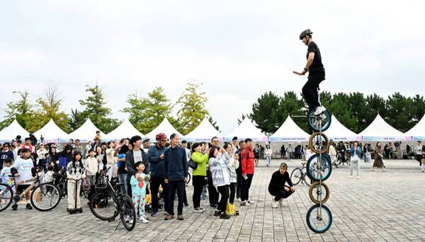 ‘제1회 영종 바람길 라이딩 페스타’에서 축제 참여자들이 외발 자전거 묘기를 바라보고 있다. 조병석기자
