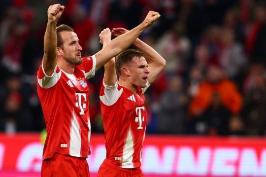 골세리머니를 펼치는 해리 케인(왼쪽)과 요주아 키미히. 사진[EPA=연합뉴스]