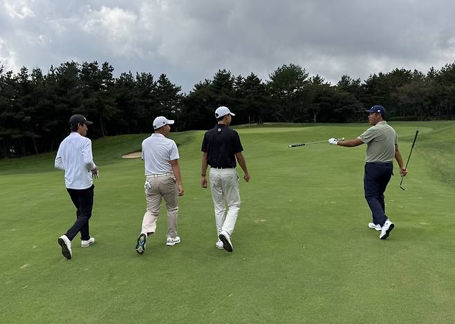 안병훈이 제7회 주니어 클리닉에 참가한 이호세, 이솔, 손제이(오른쪽부터)와 함께 이야기를 나누고 있다. 임정우 기자