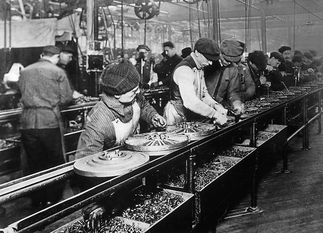 “이야, 오늘 저녁은 치맥이다.” 1913년 포드사의 조립라인.