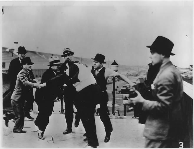 “니들의 고임금은 모두 맷값이라고.” 자동차 노조원을 공격하는 포드 자동차 노무 담당 직원들.