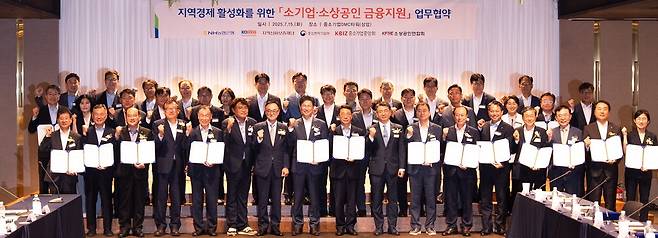 지난 7월 서울 마포구에서 '지역경제 활성화를 위한 소기업·소상공인 금융지원' 업무협약식에서 강태영(가운데) NH농협은행장을 비롯한 관계자들이 기념 촬영을 하고 있다.