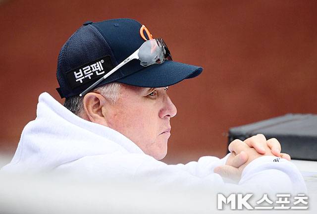 18일 오후 대전 한화생명볼파크에서 ‘2025 신한 SOL Bank KBO 포스트시즌’ 삼성 라이온즈와 한화 이글스의 플레이오프(5전 3선승제) 1차전이 열렸다. 한화 김경문 감독이 경기전 생각에 잠겨 있다. 사진(대전)=김영구 기자