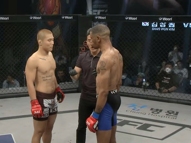 Road to UFC 시즌2 준결승 김상원이 2025년 10월 서울특별시 섬유센터 이벤트홀 TFC 21 코-메인이벤트 시작 전 레프리로부터 주의 사항을 듣고 있다. 사진=Top Fighting Championship