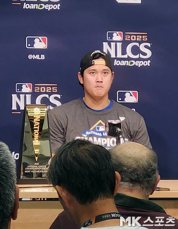 오타니가 시리즈 MVP 트로피와 함께 기자회견을 갖고 있다. 사진(美 로스앤젤레스)= 김재호 특파원