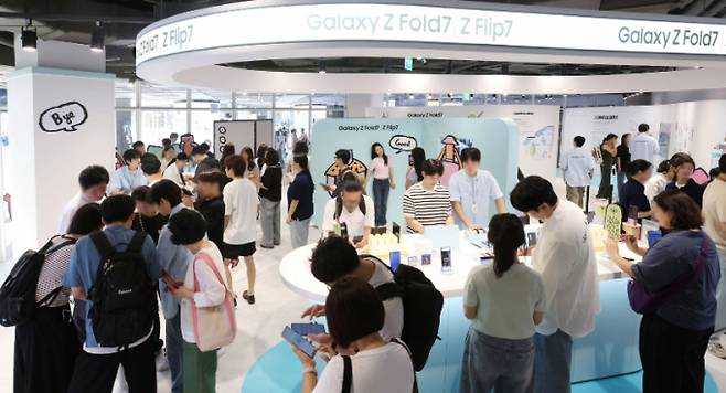 지난 8월 서울 코엑스 ‘The Galaxy UNFOLDERS’ 체험존을 찾은 방문객들이 북적이는 모습. /사진=삼성전자(뉴스1)