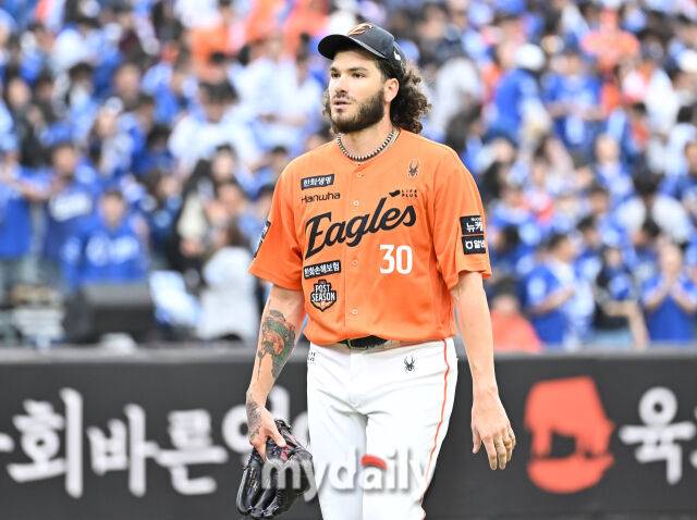 18일 오후 대전광역시 중구 대전 한화생명볼파크에서 진행된 '2025 프로야구 KBO리그 포스트시즌' 플레이오프(PO) 1차전 한화이글스와 삼성라이온즈의 경기. 한화 폰세가 4회초 삼성 김태훈에게 솔로홈런을 허용한 뒤 아쉬워 하고 있다./대전 = 송일섭 기자