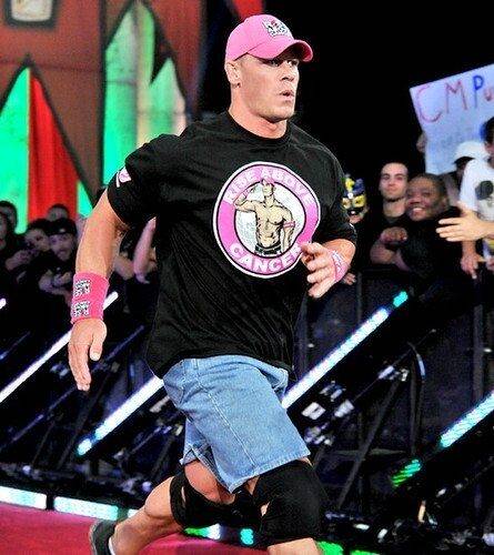 WWE 간판스타이자 할리우드 배우 존 시나가 유방암 관련 행사에서 유방암 환자 기부 전용 티셔츠를 착용하고 있다. / 온라인 커뮤니티