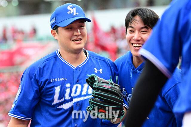 2025년 10월 9일 인천 SSG랜더스필드에서 '2025 신한 SOL뱅크 KBO리그 준플레이오프' 1차전 삼성-SSG의 경기. 삼성 선발 최원태가 6이닝 무실점으로 호투한 뒤 활짝 웃고 있다./마이데일리