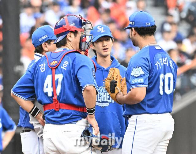 18일 오후 대전광역시 중구 대전 한화생명볼파크에서 진행된 '2025 프로야구 KBO리그 포스트시즌' 플레이오프(PO) 1차전 한화이글스와 삼성라이온즈의 경기. 삼성 가라비토가 4회말 1사 1루서 교체되고 있다./마이데일리