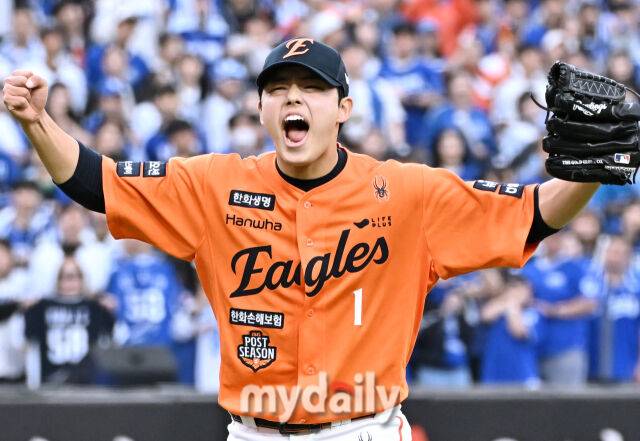 18일 오후 대전광역시 중구 대전 한화생명볼파크에서 진행된 '2025 프로야구 KBO리그 포스트시즌' 플레이오프(PO) 1차전 한화이글스와 삼성라이온즈의 경기. 한화 문동주가 7회초를 삼자범퇴로 막은 뒤 포효하고 있다./대전 = 송일섭 기자