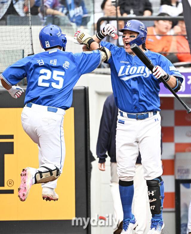 18일 오후 대전광역시 중구 대전 한화생명볼파크에서 진행된 '2025 프로야구 KBO리그 포스트시즌' 플레이오프(PO) 1차전 한화이글스와 삼성라이온즈의 경기. 삼성 김태훈이 4회초 솔로홈런을 터뜨린 뒤 강민호와 환호하고 있다./마이데일리