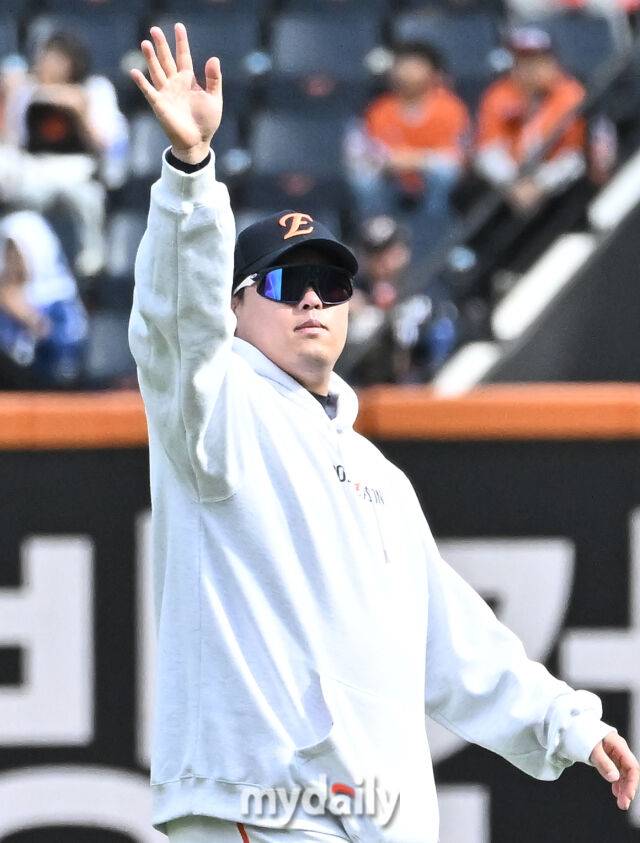 19일 오후 대전광역시 중구 대전 한화생명볼파크에서 진행되는 '2025 프로야구 KBO리그 포스트시즌' 플레이오프(PO) 2차전 한화이글스와 삼성라이온즈의 경기. 한화 류현진이 경기전 관중들에 인사를 하고 있다./대전 = 송일섭 기자