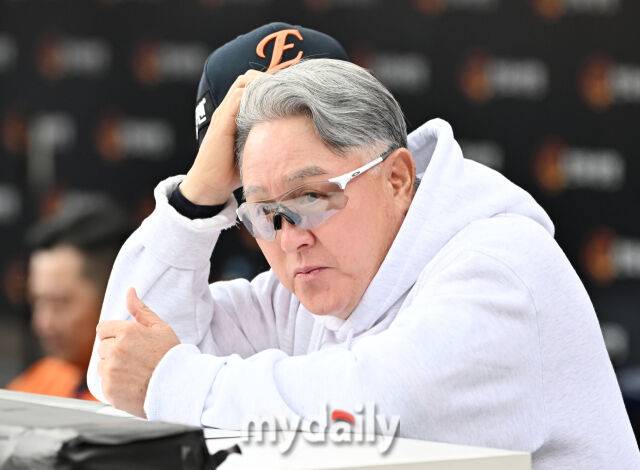 19일 오후 대전광역시 중구 대전한화생명볼파크에서 진행된 '2025 프로야구 KBO리그 포스트시즌' 플레이오프(PO) 2차전 한화이글스와 삼성라이온즈의 경기. 한화 김경문 감독이 선수들을 지켜보고 있다./대전 = 송일섭 기자