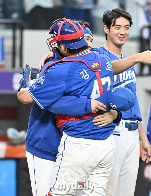 19일 오후 대전광역시 중구 대전한화생명볼파크에서 진행된 '2025 프로야구 KBO리그 포스트시즌' 플레이오프(PO) 2차전 한화이글스와 삼성라이온즈의 경기. 삼성 최원태와 강민호가 7-3으로 승리한 뒤 포옹을 하고 있다./대전 = 송일섭 기자