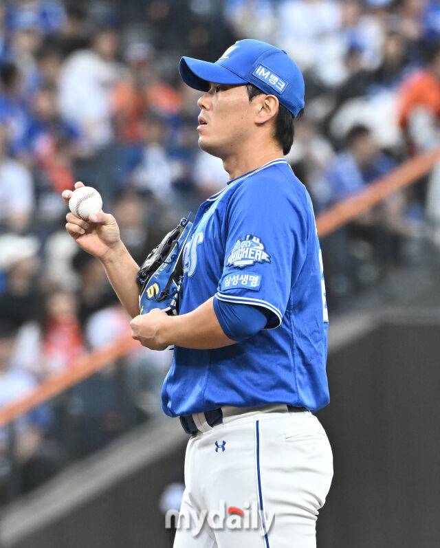 19일 오후 대전광역시 중구 대전한화생명볼파크에서 진행된 '2025 프로야구 KBO리그 포스트시즌' 플레이오프(PO) 2차전 한화이글스와 삼성라이온즈의 경기. 삼성 김재윤이 9회말 노시환에게 솔로홈런을 허용한 뒤 아쉬워 하고 있다./대전 = 송일섭 기자